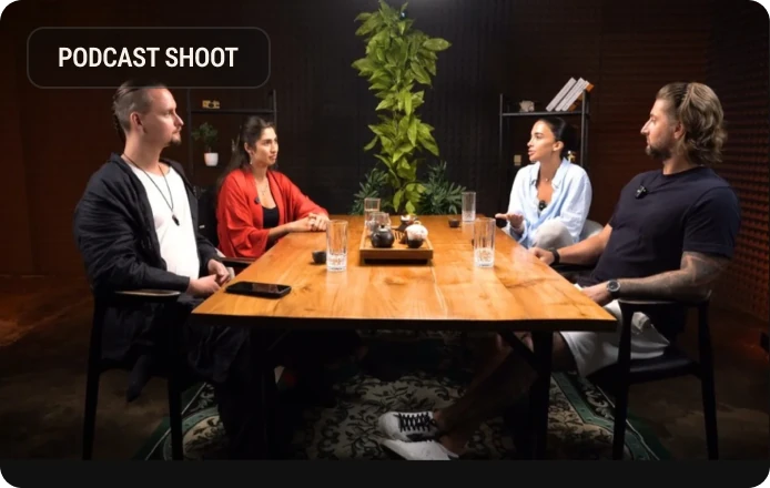 Quatre participants à un podcast autour d’une table