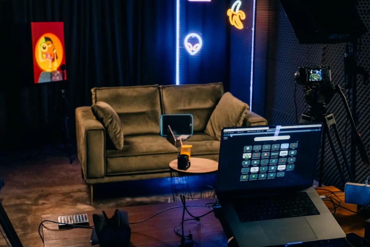Villo Studio lounge set with sofa and camera monitor
