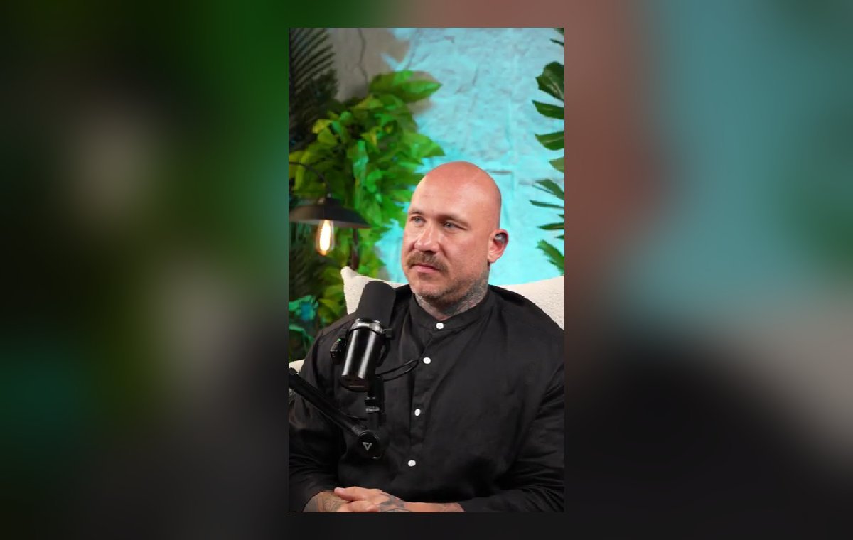 Talking Head Setup 18: Turquoise sofa