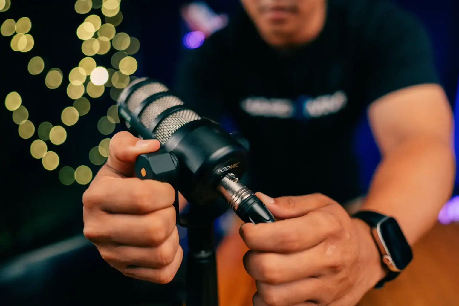 Opérateur préparant un gimbal caméra pour un tournage au Villo Studio