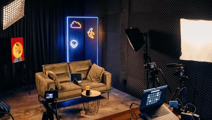 Studio de création de contenu professionnel à Canggu avec équipement de tournage et éclairage créatif éclatant.