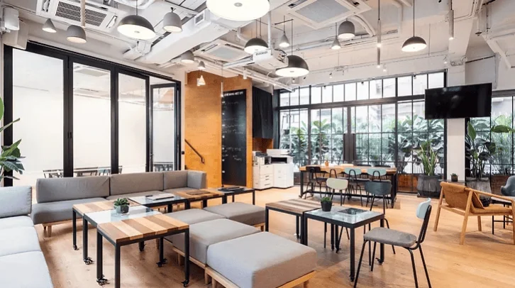 Espace de coworking moderne à Canggu avec mobilier stylé, lumière naturelle et environnement de travail professionnel pour nomades numériques.