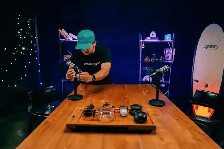 Studio d'enregistrement de podcast professionnel avec microphones, caméras et éclairage LED chez Villo Studio Bali.