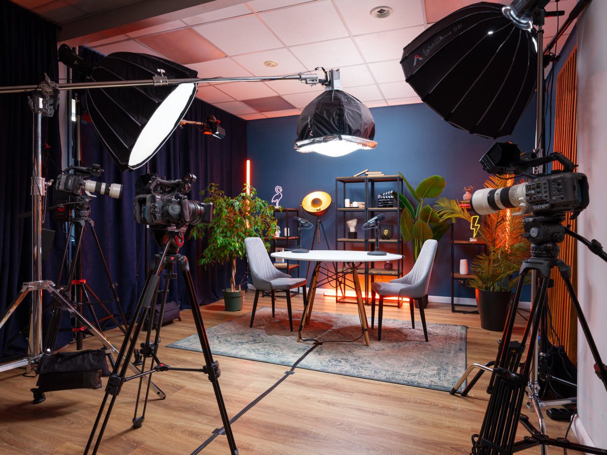 Подготовка к видеозаписи в студии подкастов на Бали