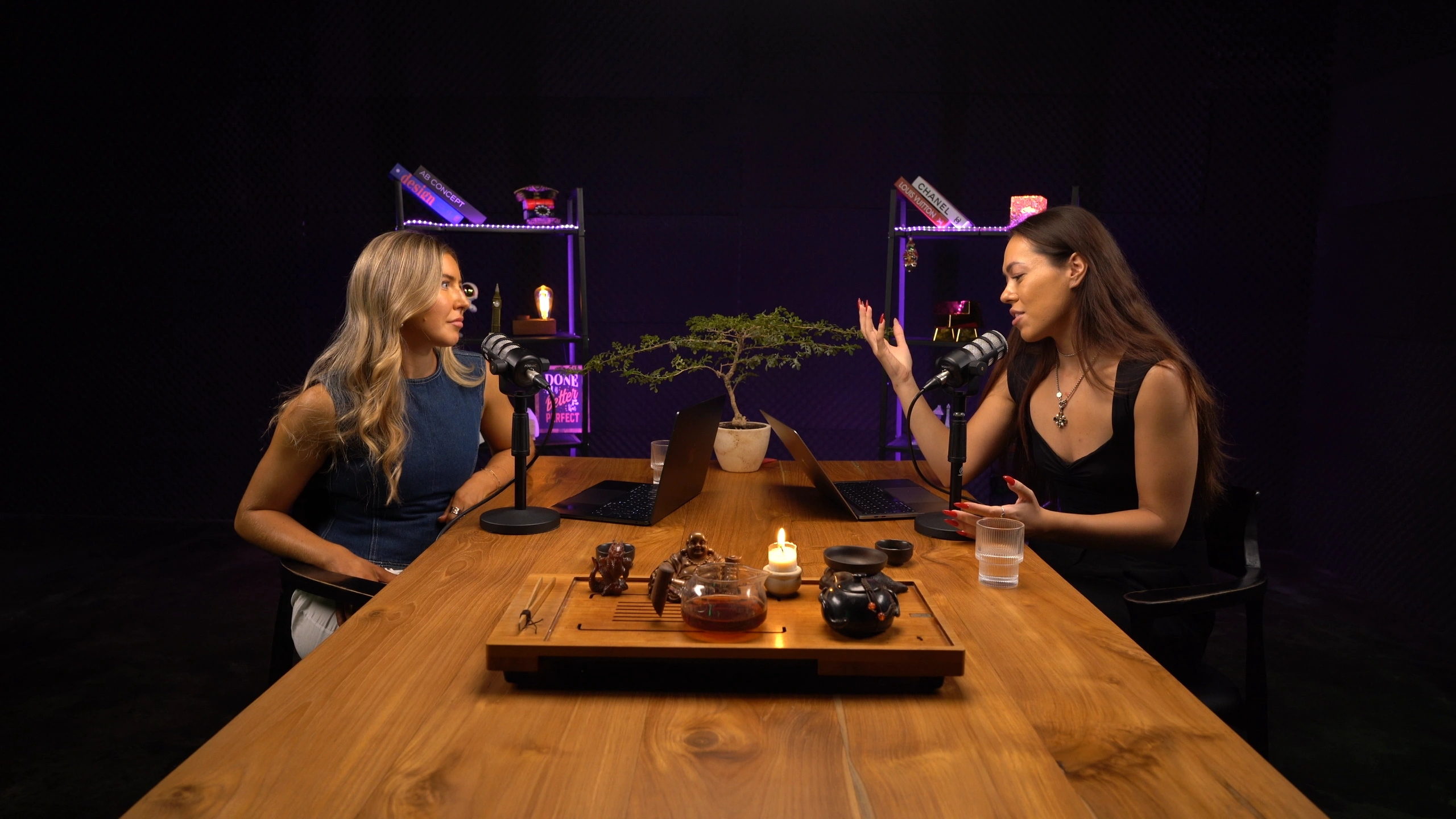 Подкаст-сет с двумя ведущими за длинным столом